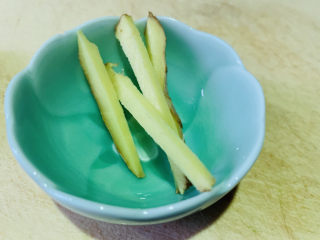 6、爆炒章鱼,准备姜丝