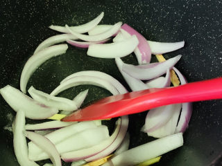 8、爆炒章鱼,倒入洋葱，炒出香味