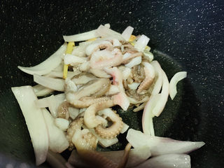 9、爆炒章鱼,倒入章鱼