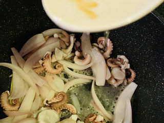 11、爆炒章鱼,加白酒炝炒