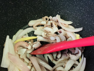 10、爆炒章鱼,大火翻炒