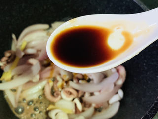 13、爆炒章鱼,加酱油