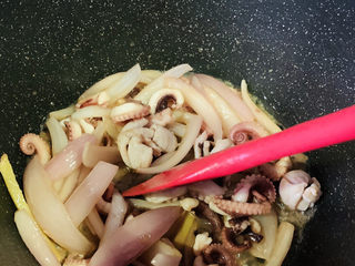 14、爆炒章鱼,翻炒均匀调料