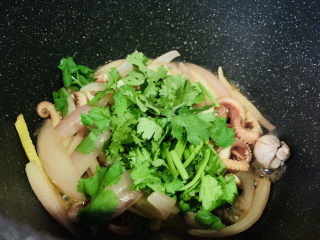 15、爆炒章鱼,撒入香菜