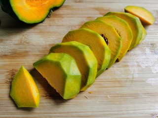 4、南瓜布丁,切成薄片。