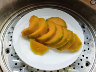 5、南瓜布丁,放入蒸锅蒸熟。