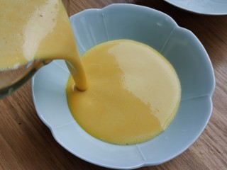 11、南瓜布丁,将打好的南瓜糊倒入蒸碗里。