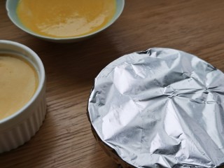 13、南瓜布丁,为防止蒸制时水蒸气滴入，在碗上盖上耐高温保鲜膜或锡纸。