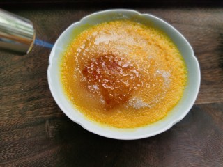 15、南瓜布丁,家里有喷枪的，在布丁上面撒一层白糖，用喷枪喷出焦糖。