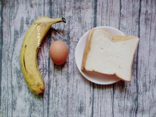 1、香蕉土司卷,准备香蕉 /鸡蛋 / 吐司