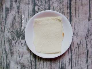 2、香蕉土司卷,土司切掉四边,用擀面杖,擀一下