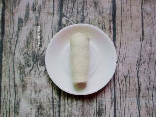 4、香蕉土司卷,慢慢卷起,卷的时候要稍微用力一点,这样做出来比较紧实,不容易散掉!