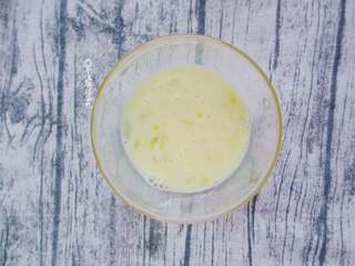 5、香蕉土司卷,鸡蛋一个,抽打均匀