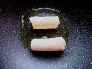 7、香蕉土司卷,不粘锅烧热转小火,刷薄薄一层油, 放入香蕉卷