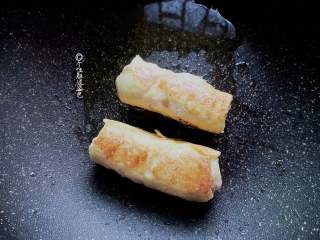 8、香蕉土司卷,一面烙好以后翻到另一面,烙至两面金黄。