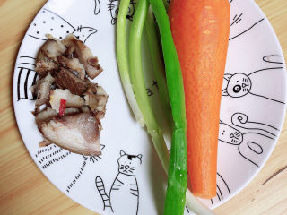 2、酱油蛋炒饭,准备好胡萝卜、小葱、肘花肉少许。