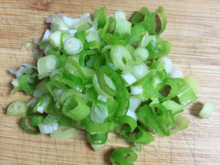 3、酱油蛋炒饭,切好葱花待用。