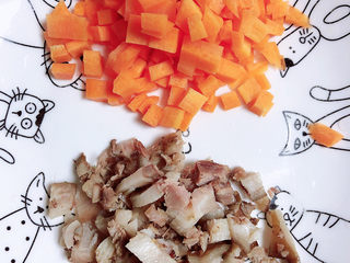 4、酱油蛋炒饭,肘花肉丁、胡萝卜丁切好待用。