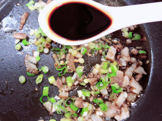 11、酱油蛋炒饭,加入一勺酱油。