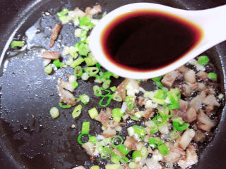 10、酱油蛋炒饭,加入一勺生抽。