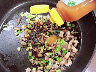 12、酱油蛋炒饭,加入少许鲜鸡汁。