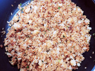 15、酱油蛋炒饭,米饭与酱油完全融合好了。