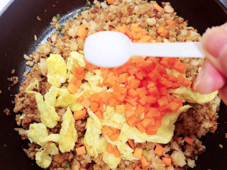 17、酱油蛋炒饭,加入一勺盐。