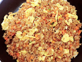 18、酱油蛋炒饭,将炒饭翻炒均匀即可出锅了。