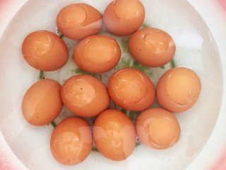 2、自制五香茶蛋,加入冷水浸泡5分钟,刷洗干净