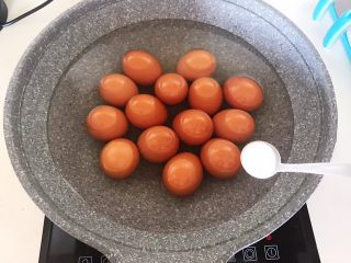 4、自制五香茶蛋,加入2克精盐,烧开后煮8分钟,关火后浸泡2分钟即可