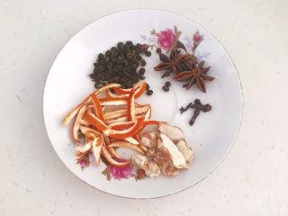 7、自制五香茶蛋,准备辅料:花椒粒,八角,陈皮,山奈,丁香