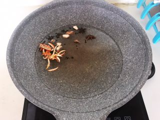 8、自制五香茶蛋,锅里加入冷水,放入所有辅料