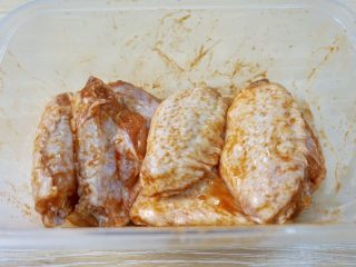 7、奥尔良烤鸡翅,送入去冰箱冷藏一晚