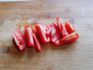 2、味道鲜美的茄汁肥牛卷,番茄洗干净，去根，切小块。