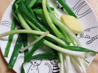 2、葱油鳊鱼,准备好小葱、姜。