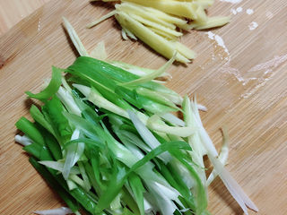 3、葱油鳊鱼,配菜切好待用。