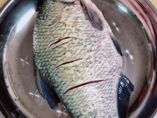 4、葱油鳊鱼,将鳊鱼身上划几道，便于腌制入味。