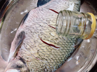 5、葱油鳊鱼,鱼身和鱼肚子里撒上盐、料酒。