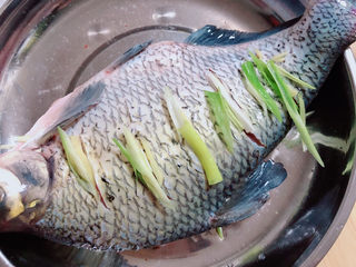7、葱油鳊鱼,在鱼身和鱼肚子里放入葱姜。
