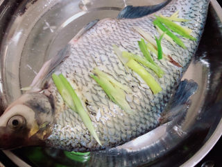 8、葱油鳊鱼,锅中加入水，将鱼盘放入锅中，盖盖儿，大火蒸10分钟。