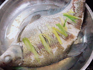 9、葱油鳊鱼,蒸好后不要开盖儿，焖5分钟。