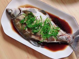 11、葱油鳊鱼,倒上蒸鱼豉油，再放上一些葱丝。