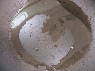 12、葱油鳊鱼,锅中倒入油，加热至五成热。