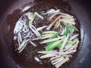 13、葱油鳊鱼,放入花椒、葱丝煸香。