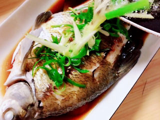 14、葱油鳊鱼,将葱油浇在鱼身上，会发出滋啦的声音。