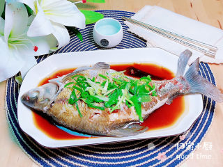 15、葱油鳊鱼,一盘鲜嫩的葱香鳊鱼就上桌了！