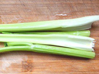 2、香瓜芹菜汁,洗净