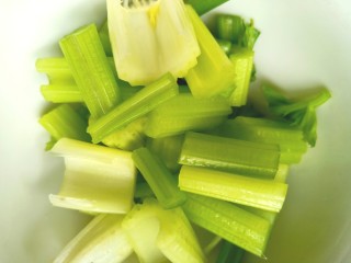 3、香瓜芹菜汁,切段备用