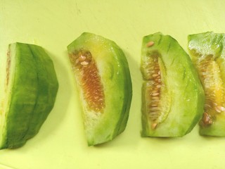 6、香瓜芹菜汁,削去皮