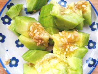 7、香瓜芹菜汁,切成小块